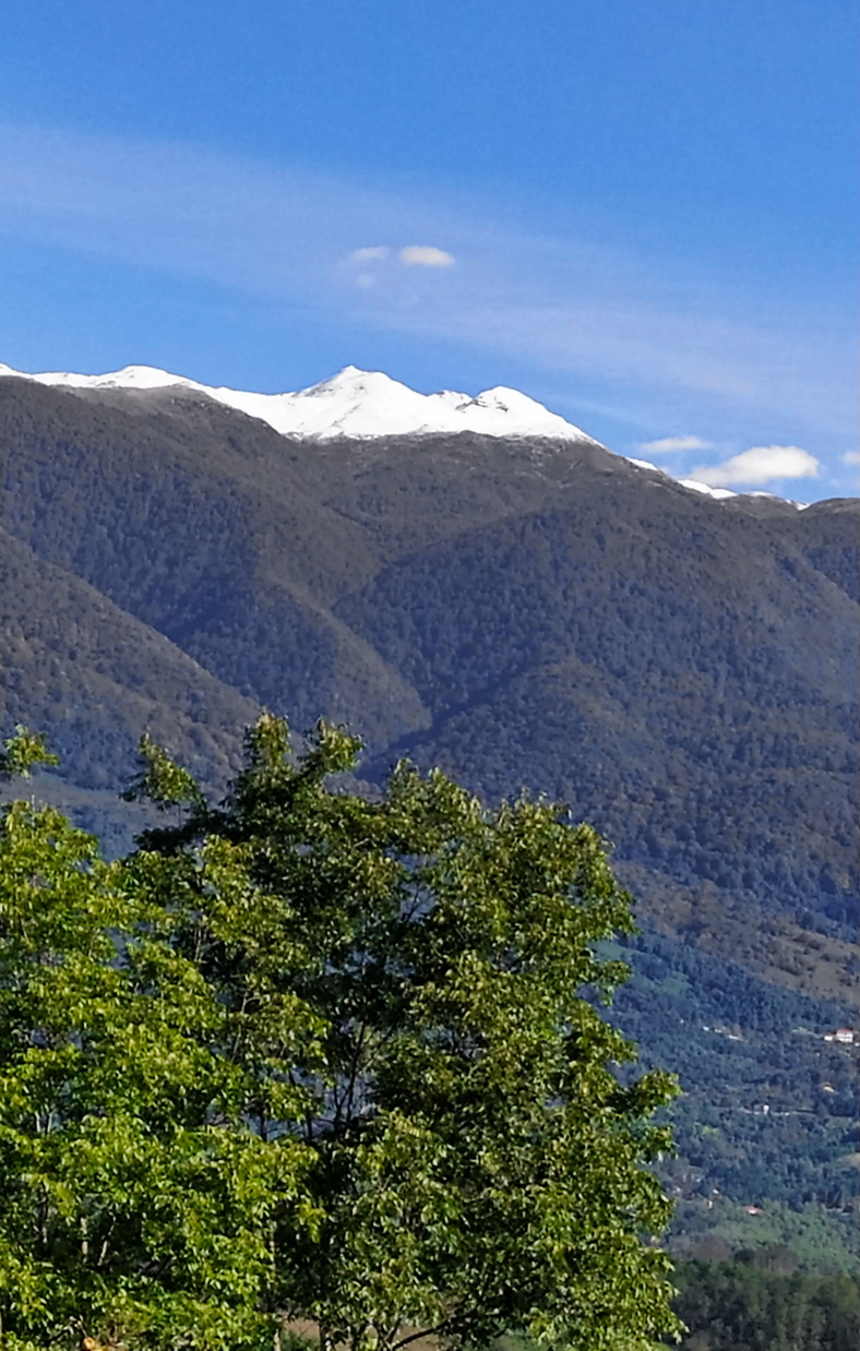 Бзыбский хребет день.jpg