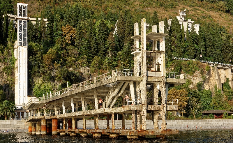 gagra-sea-lift-Abkhazia-beach-people-1053998-wallhere.com_resize_31.jpg